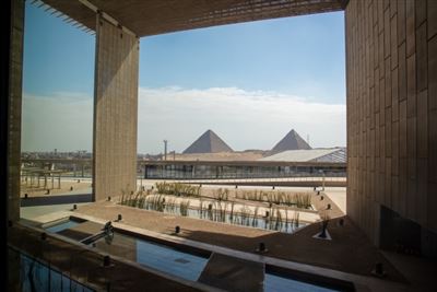 Die Große Pyramide von Gizeh, vom Grand Egyptian Museum (GEM)